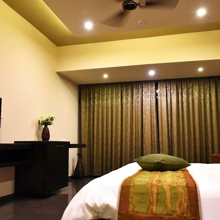 Nadiād Hotel Opulence المظهر الخارجي الصورة