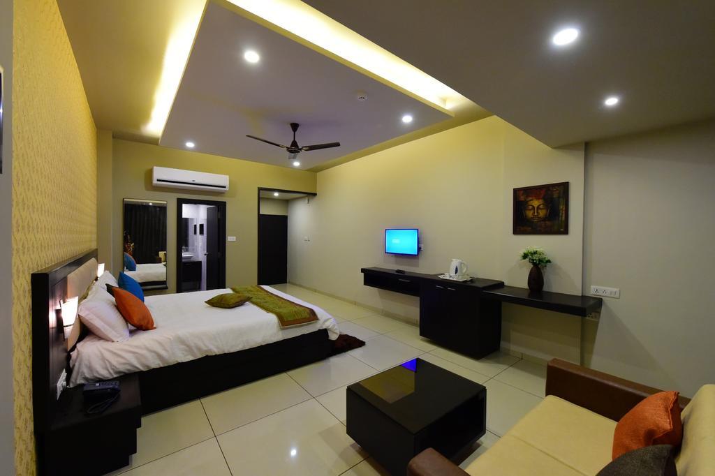 Nadiād Hotel Opulence المظهر الخارجي الصورة