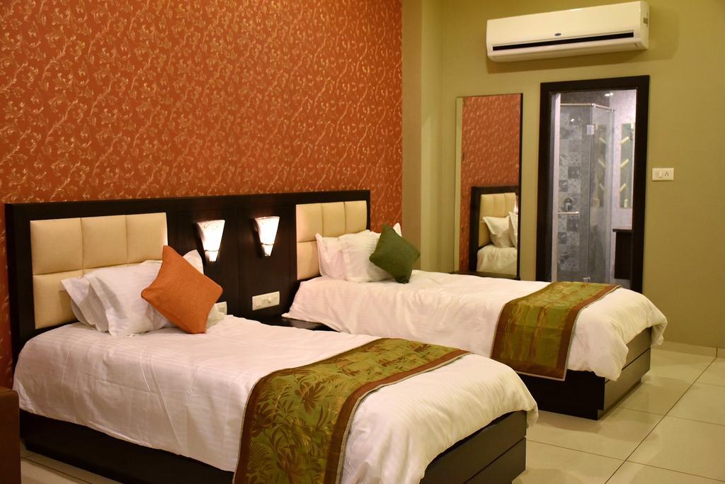 Nadiād Hotel Opulence المظهر الخارجي الصورة