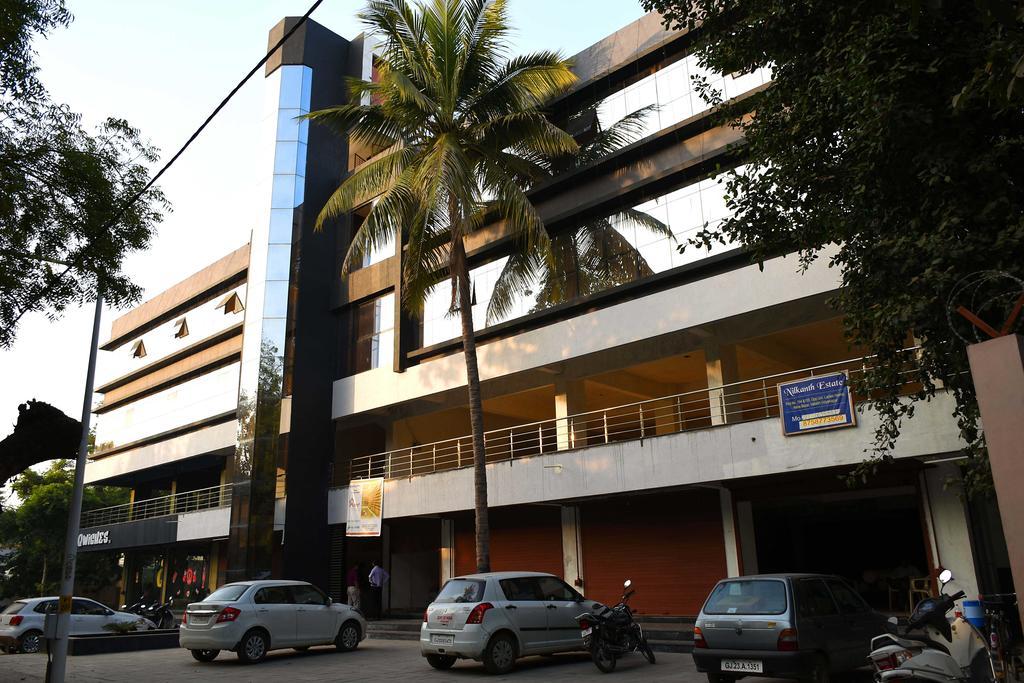 Nadiād Hotel Opulence المظهر الخارجي الصورة