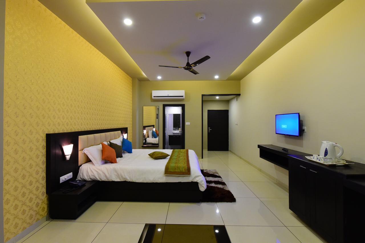 Nadiād Hotel Opulence المظهر الخارجي الصورة